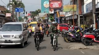 Gunakan sepeda, Jajaran Polres Sumedang Bersama TNI lakukan KRYD Sosialisasi dan Edukasi Pelaksanaan AKB Di Wilayah Kab.Sumedang 